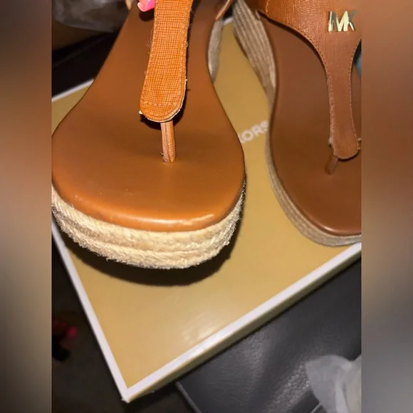 Michael Kors Tan Sandals Elegant Leather Design - Picture 3 of 4